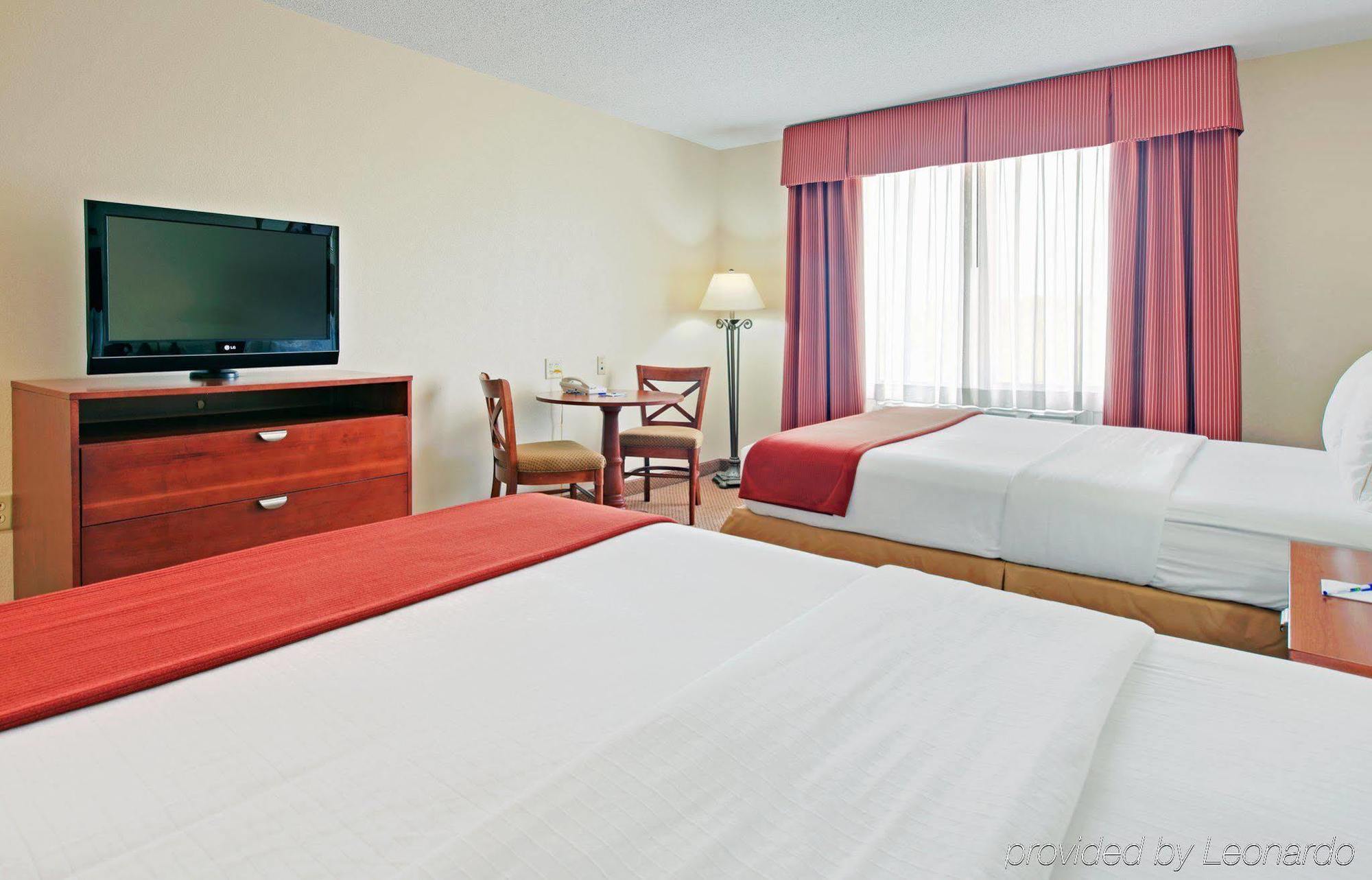 Holiday Inn Express Hotel & Suites Canton By Ihg Rum bild